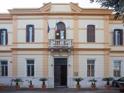 Un esempio � il frontone spezzato: permette di distinguere il partito architettonico centrale dell�edificio che sovrasta gli archi �scemi�, ovvero ribassati, alternati all�arco a sesto pieno del secondo piano